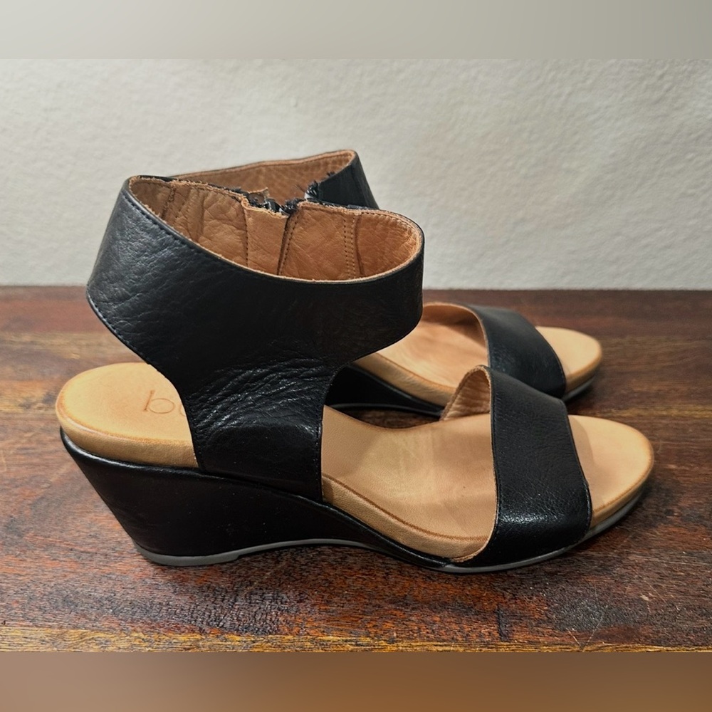 Bueno Black‎ Leather Wedge Sandals size 37/6.5